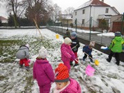 Hrajeme si se sněhem a pomáháme